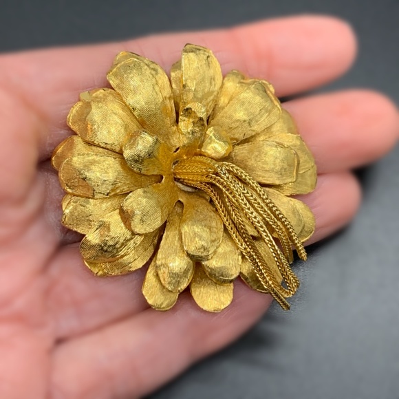 Signed Kramer Vintage Gold Tone Flower Chain Dangles Tassel Brooch 2" - Picture 1 of 5